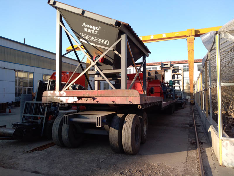臨沂客戶訂購的移動(dòng)制砂生產(chǎn)線發(fā)貨現(xiàn)場